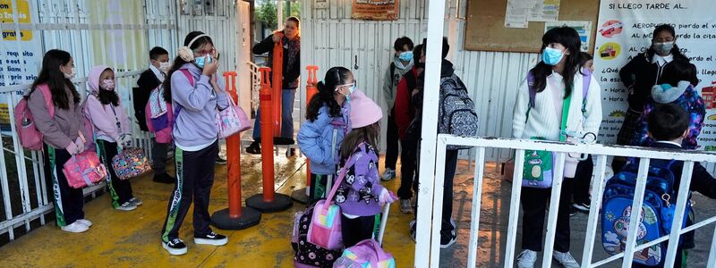 Viele nutzen in Mexiko die Chance auf eine schnelle Impfung. - Foto: Fernando Llano/AP/dpa