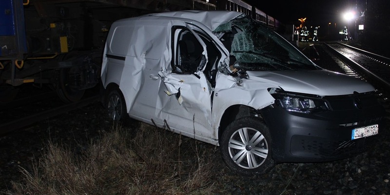 POL-RBK: Leichlingen - Pkw kollidiert auf Bahnübergang mit Güterzug - Fahrer leicht verletzt - Foto: presseportal.de
