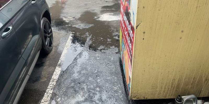 POL-OS: Melle: Unerlaubte Entsorgung von Altöl auf Supermarktparkplatz - Polizei ermittelt - Foto: presseportal.de