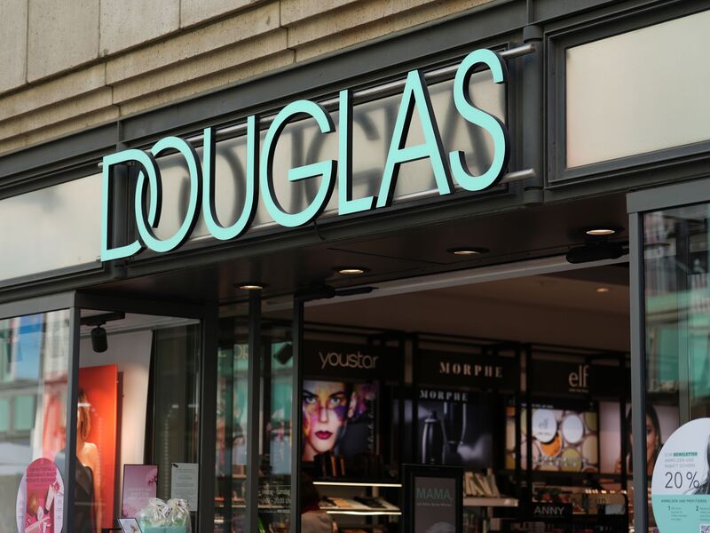Die Parfümeriekette Douglas hat in Deutschland etwa 340 Filialen. - Foto: Marcus Brandt/dpa