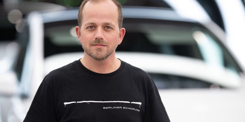 Tesla-Werksleiter André Thierig hat bei einer Betriebsratssitzung die Polizei verständigt (Archivbild). - Foto: Sebastian Gollnow/dpa