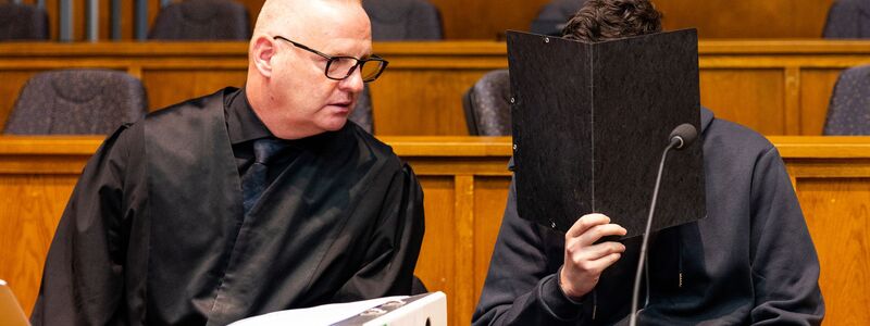 Der wegen Mordes angeklagte junge Mann sitzt neben seinem Verteidiger Michael Rehberger im Landgericht Saarbrücken. - Foto: Laszlo Pinter/dpa