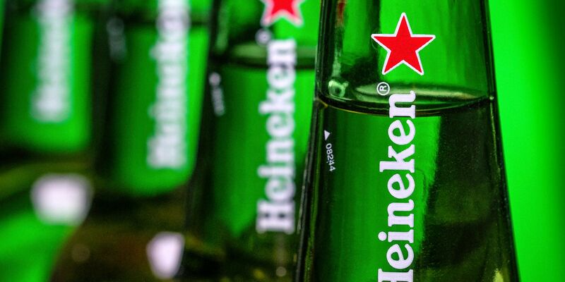 Heineken will nach eigenen Angaben jährlich 400 bis 500 Millionen Euro sparen. - Foto: J. David Ake/AP