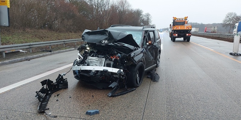 POL-HI: Verkehrsunfall auf der BAB 7 führt zu massiven Verkehrsbehinderungen - Foto: presseportal.de