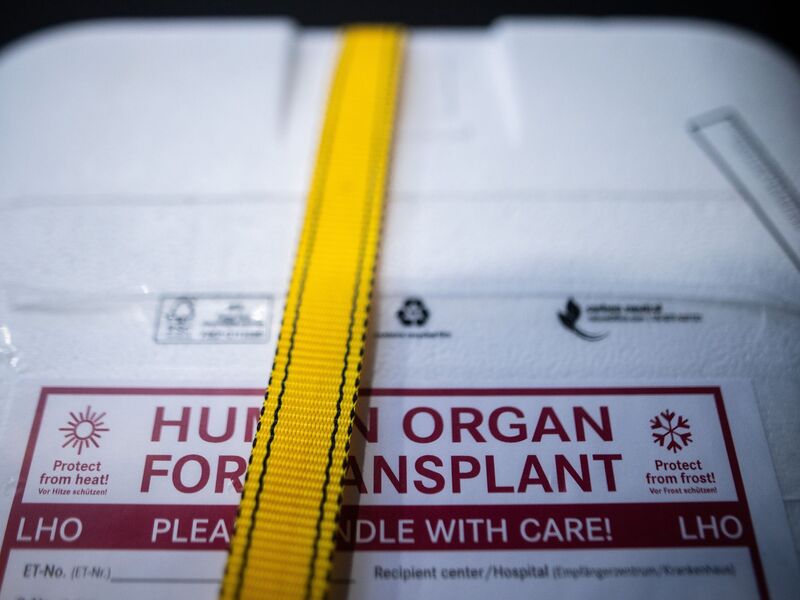 Kühlbox für eine Organspende: Ein zweijähriger Junge kämpft in Neapel um sein Leben. Nach einem Transplantationsfehler wird europaweit nach einem passenden Spenderherz gesucht. (Archivbild) - Foto: Sebastian Gollnow/dpa