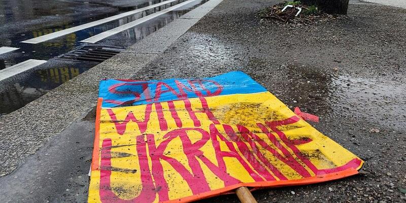 Schild Stand with Ukraine liegt auf dem Boden (Archiv) - Foto: via dts Nachrichtenagentur