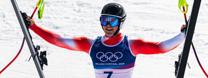 Franjo von Allmen bejubelt seinen nächsten Olympia-Triumph. - Foto: Peter Klaunzer/KEYSTONE/dpa
