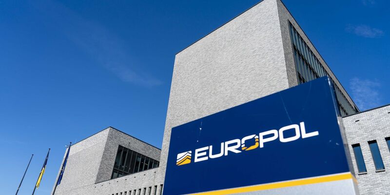 EU-Polizeibehörde Europol in Den Haag: Fahnder stoppen in 18 Ländern Falschgeld im Wert von 1,2 Milliarden Euro. Die meisten Blüten kamen aus China. (Symbolbild) - Foto: Jerry Lampen/anp/dpa