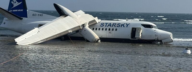 Ein Crash in Somalia endete glimpflich: Das Flugzeug ist stark beschädigt, doch alle Menschen an Bord überlebten. - Foto: Mohamed Sheikh Nor/AP/dpa