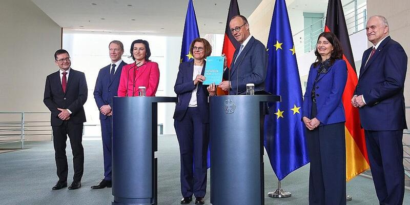 Übergabe EFI-Gutachten am 11.02.2026 - Foto: via dts Nachrichtenagentur