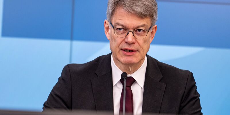 Ein neues Preisschild wollte der Minister nicht nennen. (Archivbild) - Foto: Fabian Sommer/dpa