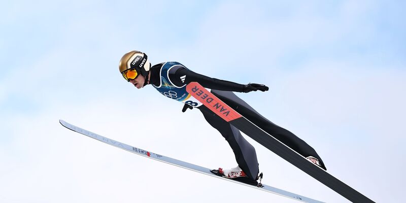 Vinzenz Geiger brachte sich beim Skispringen in eine gute Ausgangsposition, für Edelmetall reichte es trotzdem nicht. - Foto: Daniel Karmann/dpa