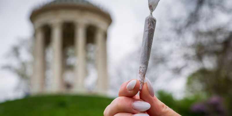 Im Englischen Garten darf nun endgültig legal gekifft werden - solange die bundesweiten Regelungen eingehalten werden. (Symbolbild) - Foto: Peter Kneffel/dpa