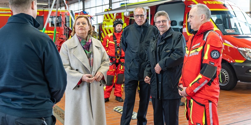 FW Bremerhaven: Innensenatorin Dr. Eva Högl besucht die Feuerwehr Bremerhaven - Foto: presseportal.de