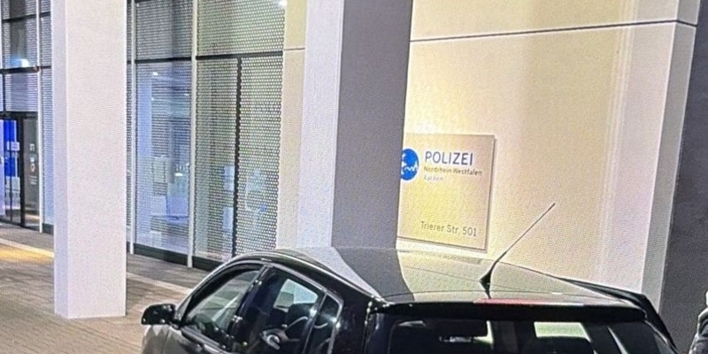 POL-AC: Autofahrerin verursacht Schaden am Polizeipräsidium und an der Feuerwache - Foto: presseportal.de