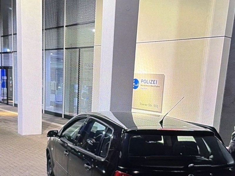 POL-AC: Autofahrerin verursacht Schaden am Polizeipräsidium und an der Feuerwache - Foto: presseportal.de