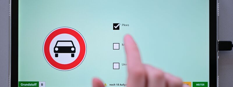 Theoretische Führerscheinprüfung: 30 Prozent weniger Fragen geplant. (Archivbild) - Foto: Sebastian Gollnow/dpa