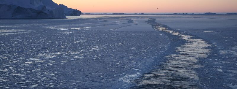 Das Eis über Grönland verringerte sich 2025 im 29. Jahr in Folge. Es schmilzt direkt oder fließt ins Meer. (Illustration) - Foto: Steffen Trumpf/dpa