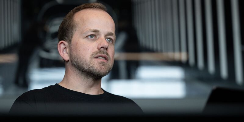 Tesla-Werksleiter André Thierig kritisiert die IG Metall, die Vorwürfe zurückweist. (Archivbild) - Foto: Sebastian Gollnow/dpa