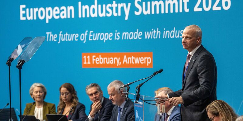 BASF-Chef Markus Kamieth zeigte sich unzufrieden mit der  - Foto: Jonas Roosens/Belga/dpa