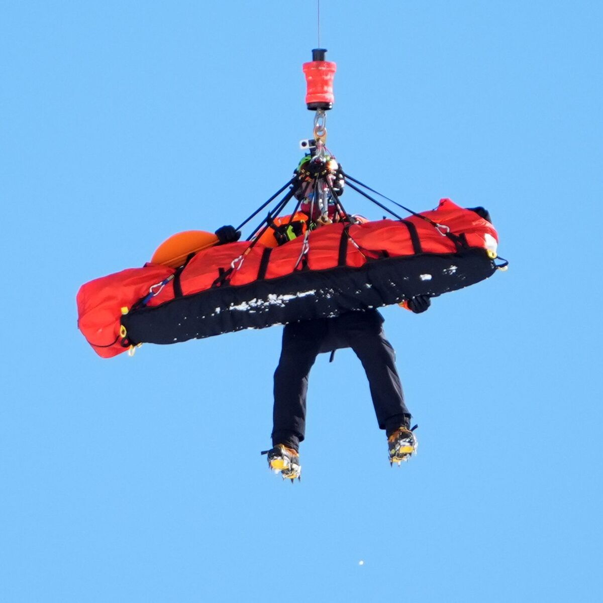 Lindsey Vonn wurde nach ihrem Sturz per Hubschrauber geborgen. - Foto: Jacquelyn Martin/AP/dpa