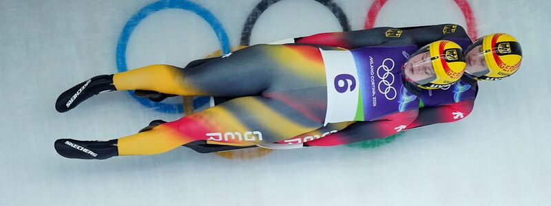 Holen Silber bei der Olympia-Premiere: Dajana Eitberger und Magdalena Matschina - Foto: Michael Kappeler/dpa