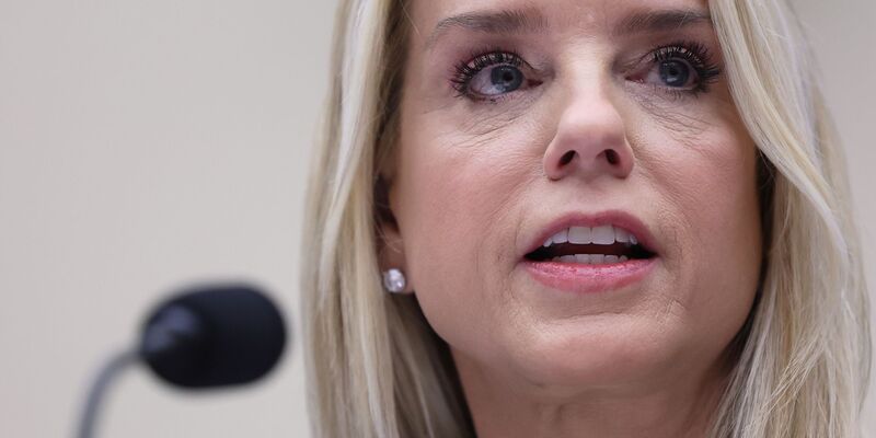US-Justizministerin Pam Bondi muss sich kritischen Fragen vor einem Ausschuss stellen. - Foto: Tom Brenner/AP/dpa