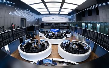 Geschäfte außerhalb der Aktienmärkte stabilisieren die Deutsche Börse. (Archivbild)  - Foto: Boris Roessler/dpa