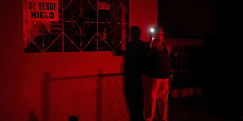 Wegen der Energiekrise müssen die Kubaner seit Jahren täglich stundenlang ohne Elektrizität auskommen. (Archivbild) - Foto: Ramon Espinosa/AP/dpa