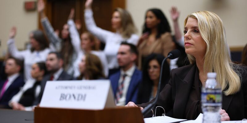 Ein Demokrat wirft US-Justizministerin Pam Bondi im Umgang mit den Epstein-Akten «Vertuschung» vor.  - Foto: Tom Brenner/AP/dpa