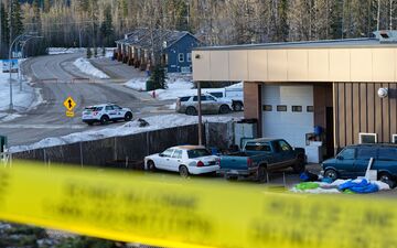 An einer Schule in Kanada kommen mehrere Menschen durch Schüsse ums Leben. Nun gibt die Polizei bekannt, wer die Tat ausgeführt hat. - Foto: Jesse Boily/The Canadian Press via AP/dpa
