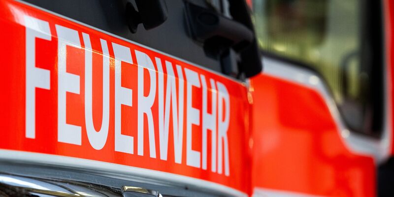 Rund 170 Feuerwehrkräfte sind am Brandort Ort oder noch auf der Anfahrt.  (Symbolbild) - Foto: Soeren Stache/dpa