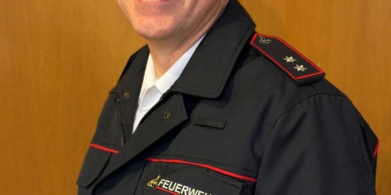 FW Weinheim: Ehrenamt mit Wirkung. Deutsches Feuerwehr Ehrenkreuz in Silber für Sven Weygoldt - Foto: presseportal.de