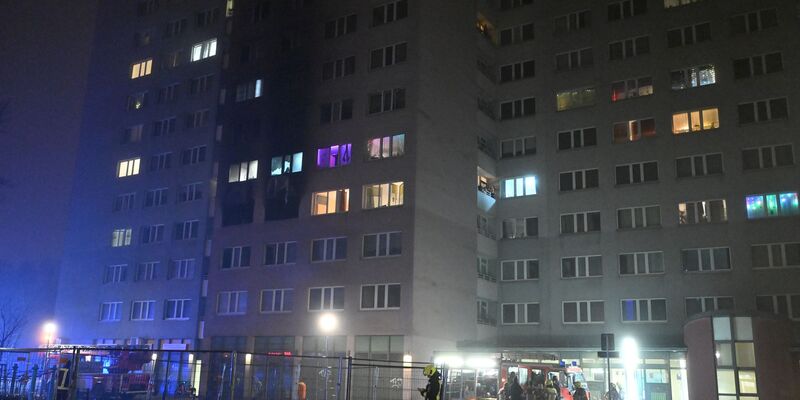 Rund 170 Feuerwehrkräfte waren am Brandort im Einsatz. - Foto: Annette Riedl/dpa