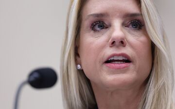US-Justizministerin Pam Bondi muss sich kritischen Fragen vor einem Ausschuss stellen. - Foto: Tom Brenner/AP/dpa