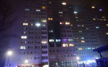 Bei dem Hochhausbrand im Berliner Osten ist ein Kind ums Leben gekommen. - Foto: Annette Riedl/dpa