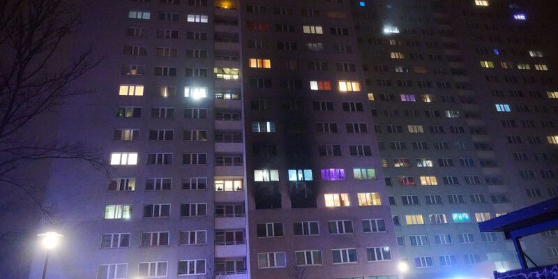 Bei dem Hochhausbrand im Berliner Osten ist ein Kind ums Leben gekommen. - Foto: Annette Riedl/dpa