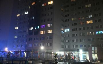 Bei einem Feuer in einem Hochhaus ist ein Kind gestorben. - Foto: Annette Riedl/dpa