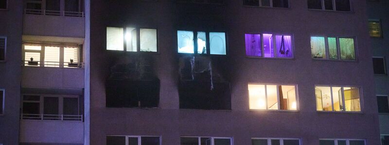Feuerwehrkräfte löschten den Brand. - Foto: Annette Riedl/dpa