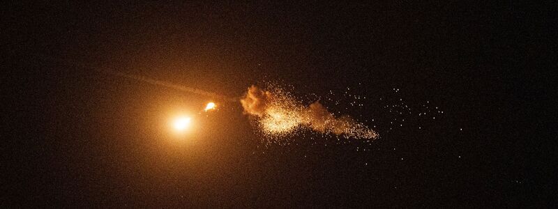 Trotz internationaler Friedensbemühungen setzt Russland seine Angriffe auf das Nachbarland fort. (Archivbild) - Foto: Evgeniy Maloletka/AP/dpa