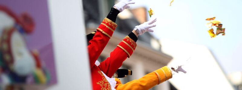 An Karneval muss man sich in Köln eigenverantwortlich vor Wurfgeschossen in Acht nehmen, wie das Amtsgericht verfügt hat (Archivbild). - Foto: Oliver Berg/dpa/dpa-tmn