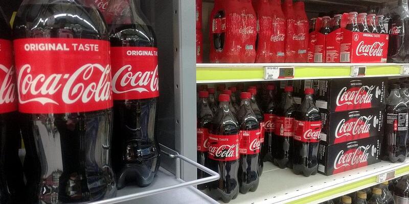 Coca-Cola in einem Supermarktregal (Archiv) - Foto: via dts Nachrichtenagentur