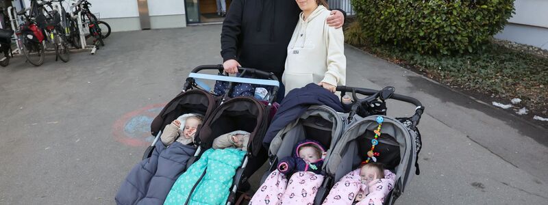 Zwei Zwillingspaare im Kinderwagen, eins im Bauch - Jasmin Schmidt und Andreas Rittner freuen sich wieder auf doppeltes Glück. - Foto: Daniel Löb/dpa