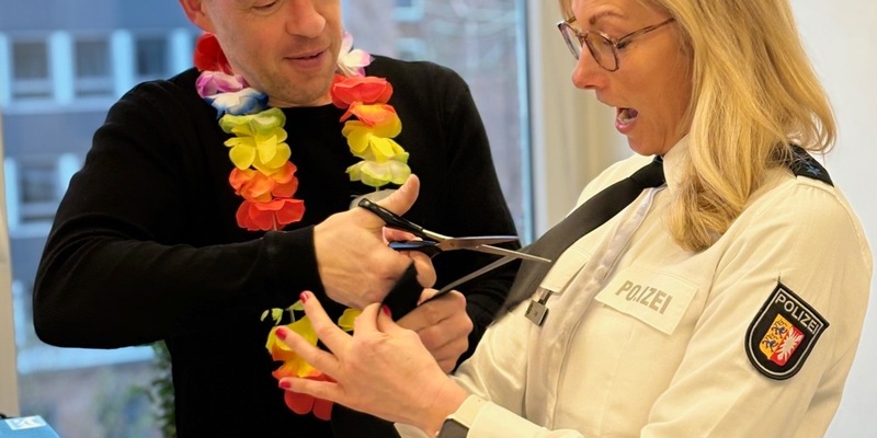 POL-KI: 260212.1 Kiel / Kreis Plön: Krawattenalarm am Arbeitsplatz - Krawatte außer Gefecht gesetzt - Foto: presseportal.de