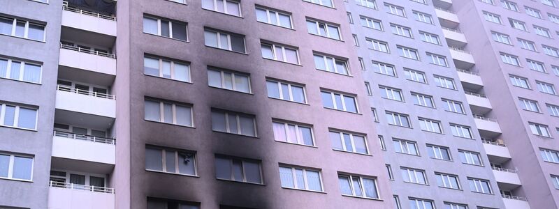 Am Tag danach ist die verrußte Fassade zu sehen. - Foto: Markus Lenhardt/dpa