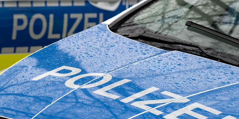 Die Polizei sucht das Gelände ab. (Symbolbild) - Foto: Soeren Stache/dpa