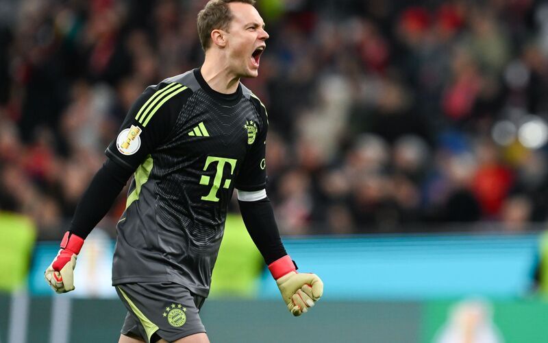Auf dem Weg nach Berlin: Bayern-Kapitän Manuel Neuer jubelt nach dem Einzug ins Halbfinale.  - Foto: Sven Hoppe/dpa