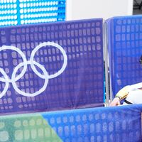Emma Aicher sitzt nach ihrem Aus im Super-G frustriert im Zielbereich von Cortina d'Ampezzo. - Foto: Michael Kappeler/dpa