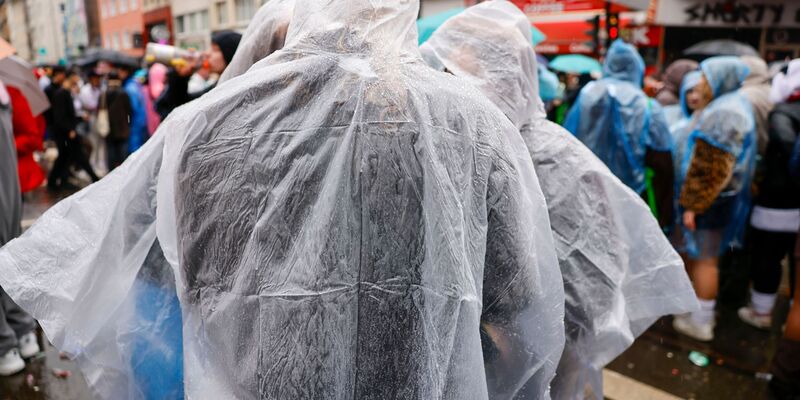 Erst Regen, dann womöglich noch Schnee und Eis - so lautet die Wettervorhersage für den bevorstehenden Höhepunkt des Karnevals. - Foto: Thomas Banneyer/dpa