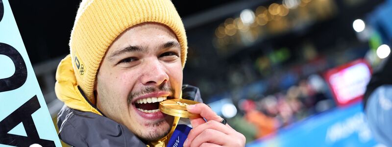 Seine Goldmedaille musste Raimund in den vergangenen Tagen vielen Menschen zeigen. - Foto: Daniel Karmann/dpa